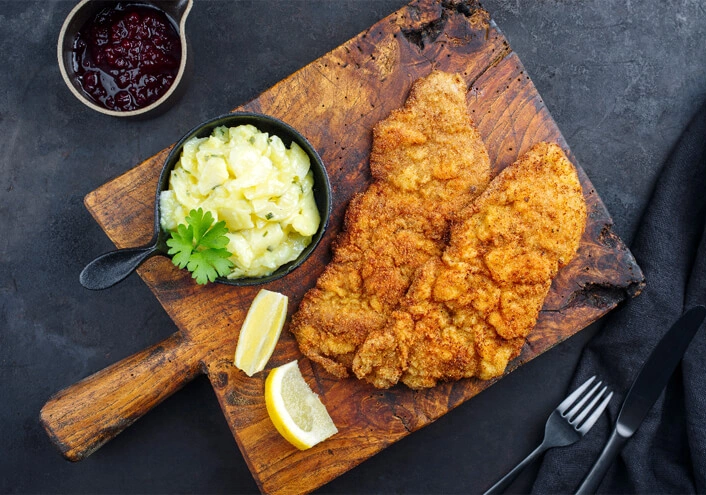 Foto von angerichtetem Wienerschnitzel
